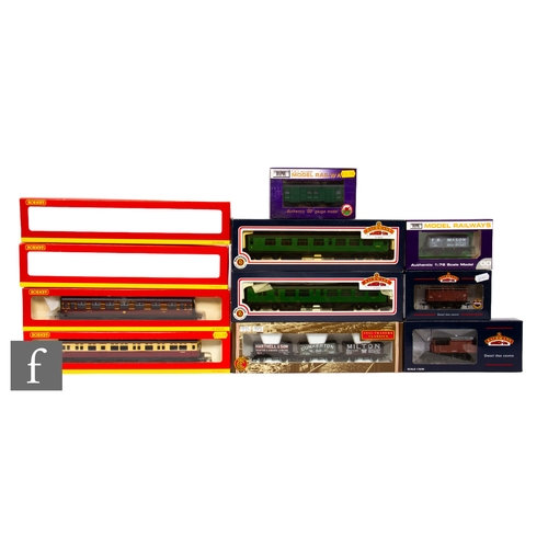 350 - A collection of OO gauge passenger coaches and rolling stock by Hornby, Bachmann and Dapol, to inclu... 