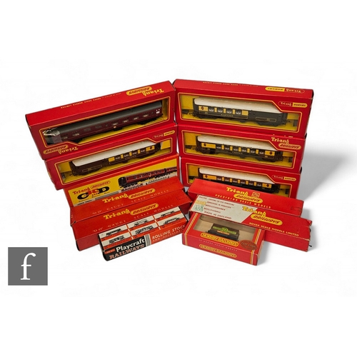 371 - A collection of OO gauge passenger coaches and rolling stock, mostly Triang, boxed. (12)PLEASE VIEW ... 