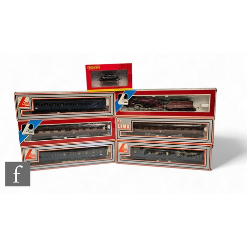 376 - A collection of OO gauge model railway, to include five Lima passenger coaches, a Hornby R6642C GWR ... 