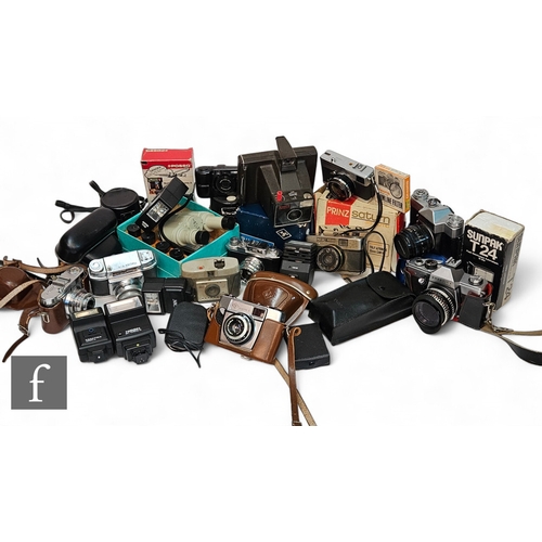 208 - A collection of 35mm cameras and accessories, including Voigtlander Vito B, Zenit-E, Olympus 35 ECR,... 