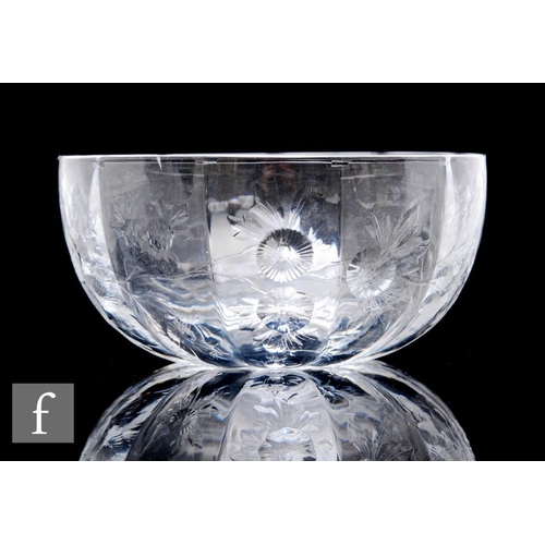 367 - A late 19th to early 20th Century Stevens & Williams clear crystal glass bowl of fluted circular... 