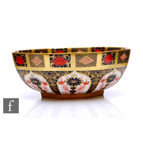 42 - A Royal Crown Derby solid gold band Old Imari pattern bowl, pattern No.1128, diameter 21cm, together... 