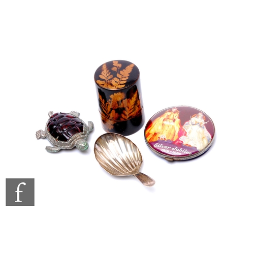 520 - A small 19th century Fern ware cased glass scent bottle and stopper, a compact to commemorate the 19... 