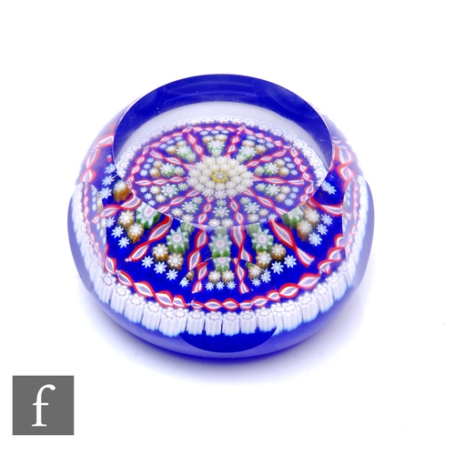 462 - A later 20th Century Perthshire glass paperweight, internally decorated with two concentric circles ... 