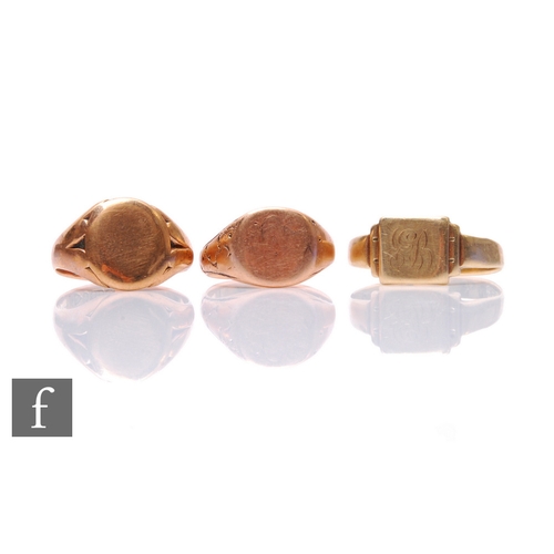 123 - Three 9ct hallmarked signet rings, total weight 15.5g, various dates and styles. (3)