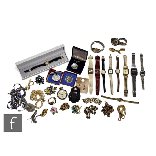 92 - A parcel lot of assorted gilt metal and other costume jewellery to include beads, chains earrings, p... 