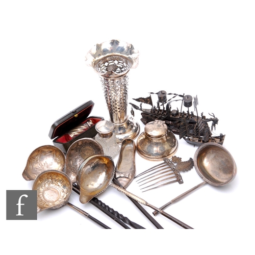 29 - A small parcel lot of assorted silver and white metal items to include five toddy ladles, a small tr... 