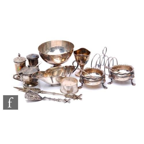 37 - A parcel lot of assorted silver to include a pair of open salts, a three piece cruet set, sauce boat... 