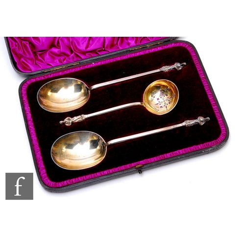 43 - A cased set of three hallmarked silver apostle spoons, total weight 6oz, London 1886, William Hutton... 