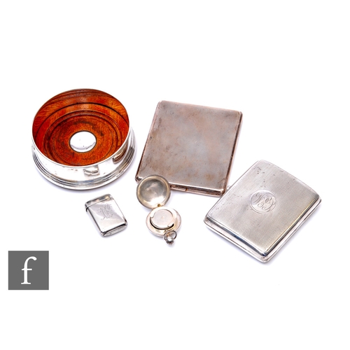 56 - A small parcel lot of hallmarked silver items to include two cigarette cases, a vesta and sovereign ... 