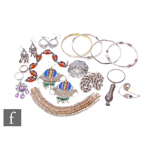 263 - A small parcel lot of silver and white metal jewellery to include chains, a Baltic amber bracelet, e... 