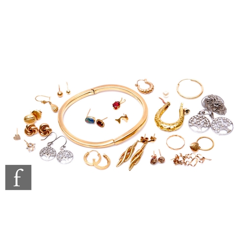 273 - A small parcel lot of gold, silver and yellow metal jewellery, to include two silver tree design pen... 