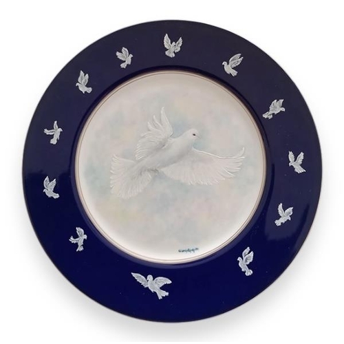 95 - Wendy Griffiths (Artist) - Hand painted china plate, boxed, diameter 26.5cm.