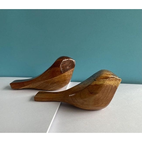 11 - Leah Houghtaling (American woodworker and artist) - A pair of doves, varnished wood, unframed, lengt... 