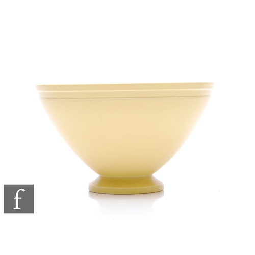 581 - Keith Murray - Wedgwood - A straw glazed footed bowl, post 1940, of conical form with incised band, ... 