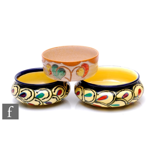 659 - Ditmar Urbach - A pair of Czechoslovakian bulb bowls, tube line decorated with an abstract pattern i... 