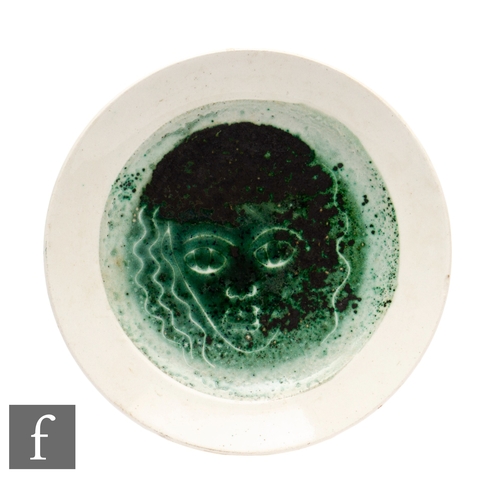 806 - John Piper (in the style of) - A Wedgwood portrait plate, Green glazed sgraffito decorated with a fe... 