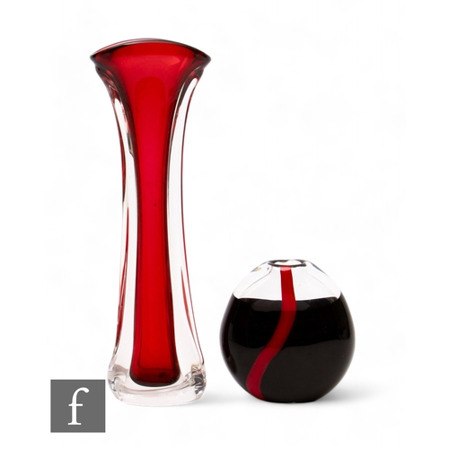 1179 - Peter Kuchinke - Seguso - A contemporary Murano glass vase of compressed ovoid form, the black core ... 