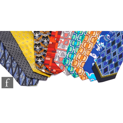 1325 - Various makers - An assorted collection of silk ties, makers to include, Pucci, Gucci, Gianfranco Fe... 