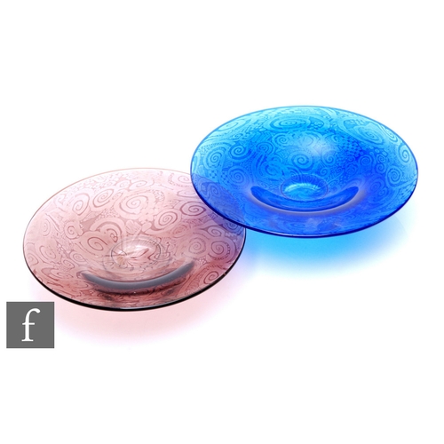 1165 - Jonathon Harris - Ironbridge - A contemporary studio cased glass pedestal bowl, of shallow dished fo... 