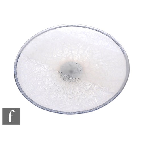 1167 - Timothy Harris - Isle of Wight - A contemporary studio Crizzle & Cameo glass plate, of circular ... 