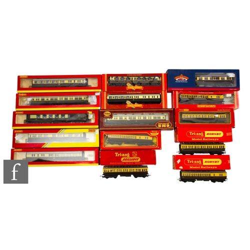 26 - A collection of OO gauge passenger coaches by Hornby, Triang and Bachmann, all GWR, boxed. (15)