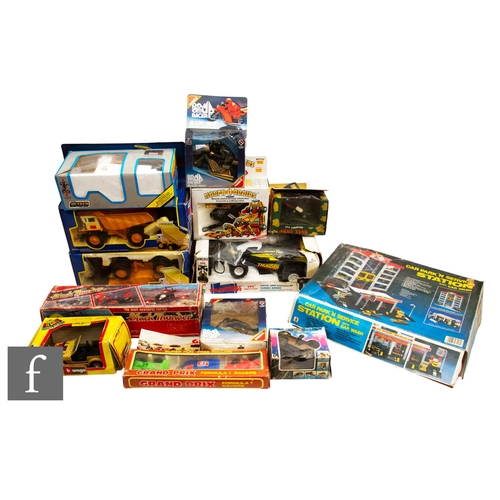 266 - A collection of boxed battery operated toys, to include Poizen Morph-o-Droids, Fim Black Thunder Hel... 