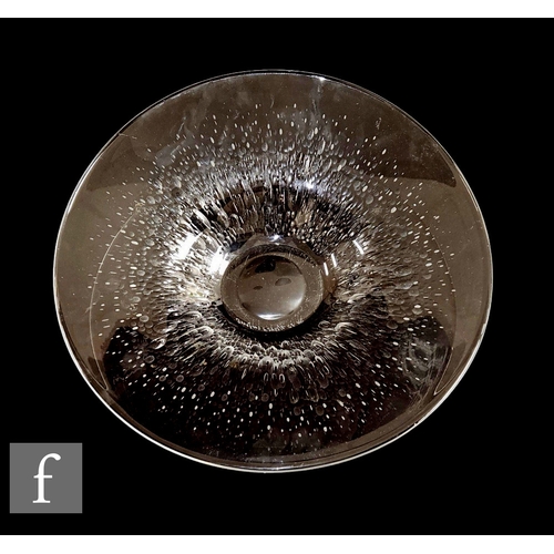 1096 - Edvin Ohrstrom - Orrefors - A post war glass bowl of circular section with small central well, cut t... 