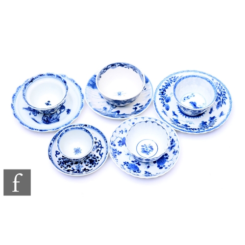 465 - A collection of Qianlong period (1736-95) matched blue and white teabowls and saucers, all of varyin... 