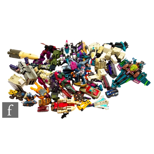 174 - A mixed box of vintage and modern Hasbro Transformers, mostly Decepticons, to include Soundwave, Sea... 