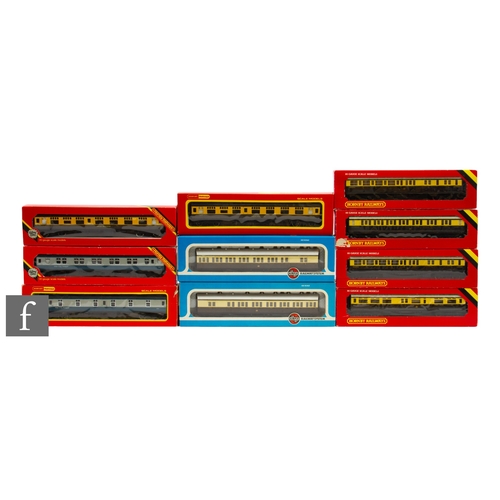 3 - A collection of ten OO gauge coaches by Hornby and Airfix, boxed. (10)