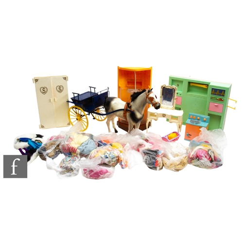 316 - A collection of Pedigree Sindy items, to include a stable, horse and cart, various items of furnitur... 