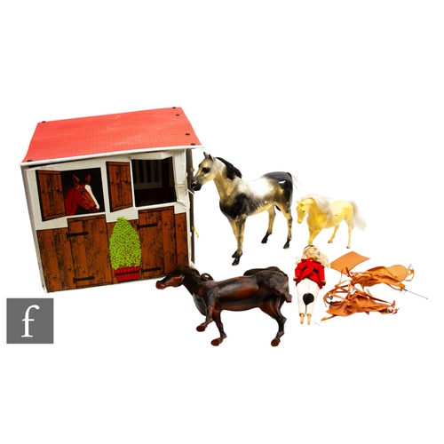 316 - A collection of Pedigree Sindy items, to include a stable, horse and cart, various items of furnitur... 