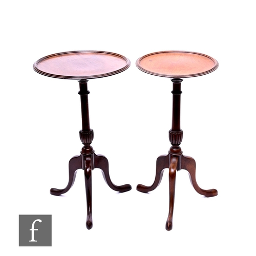 36 - A near pair of Edwardian mahogany tripod wine tables, the reeded edge top on splayed legs, diameter ... 