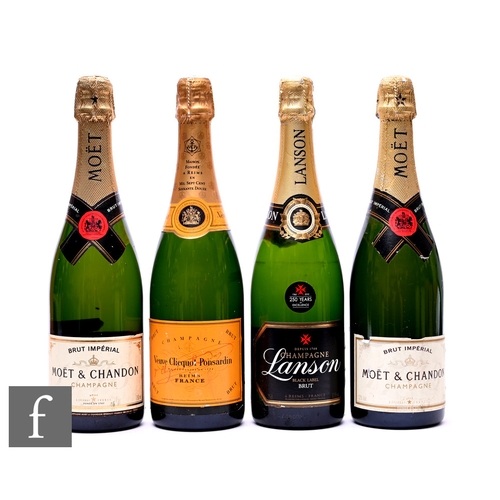 39 - A collection of Champagne 1990s/2000s bottling, to include two bottles of Moet & Chandon, a bott... 