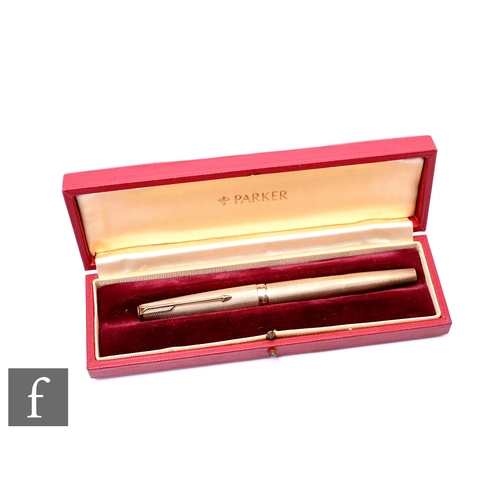 67 - A 9ct hallmarked Parker fountain pen with engine turned decoration to whole, presentation engraving ... 