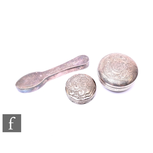 380 - A hallmarked silver paper weight modelled as a spoon, weight 26.5oz, presentation engraved, Birmingh... 