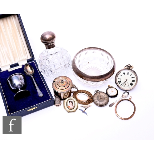 376 - A small parcel lot of hallmarked silver and other items to include a cased egg cup and spoon, a silv... 