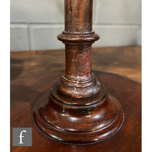 36 - A near pair of Edwardian mahogany tripod wine tables, the reeded edge top on splayed legs, diameter ... 