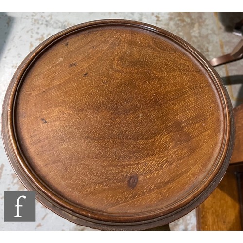 36 - A near pair of Edwardian mahogany tripod wine tables, the reeded edge top on splayed legs, diameter ... 