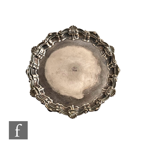 456 - A later 20th Century small silver salver or card waiter in the Georgian style, with scroll shell bor... 