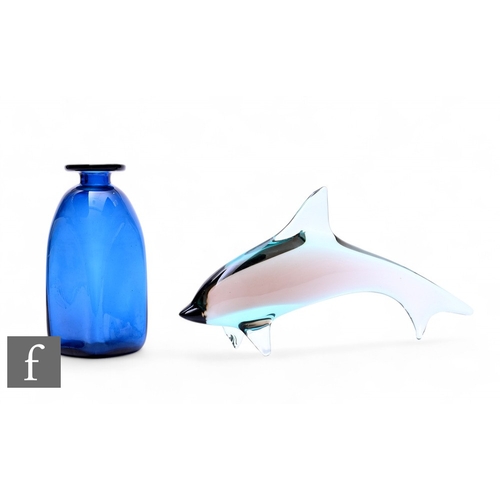 212 - A Czechoslovakian Radislav glass dolphin, of arched form raised on fins, length 31cm, together with ... 