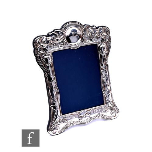 431 - A contemporary silver hallmarked photograph frame, in the Art Nouveau style, with central vacant car... 