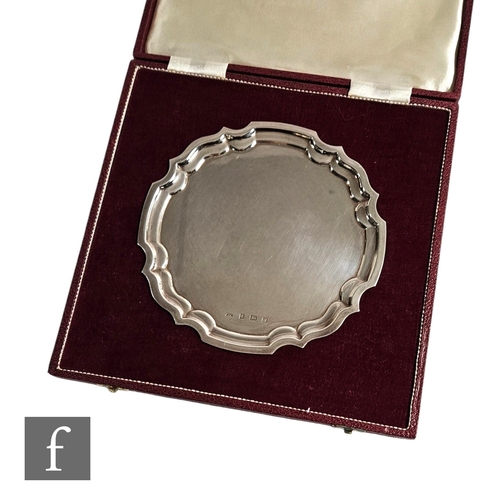 433 - A silver hallmarked salver, with pie crust border and flat base, Birmingham, 1991, 4.4 ozt, Crescent... 