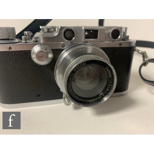 142 - A Leica IIIb 35mm rangefinder camera, serial number 328205, circa 1939-40, with Ernst Leitz Wetzlar ... 