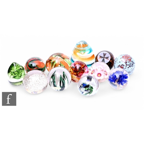 357 - A small assorted collection of 20th Century paperweights to include examples from Siddy Langley and ... 