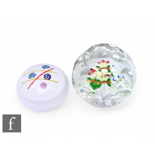 362 - A later 20th Century clear crystal glass paperweight, internally decorated with lampwork flowers and... 