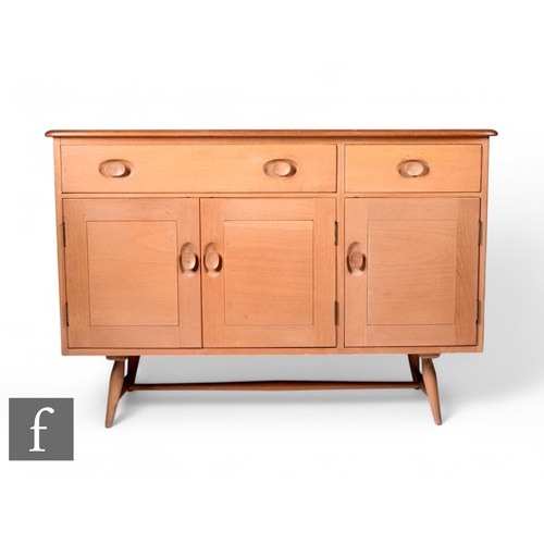 946 - Lucian Ercolani for Ercol Furniture - A model 366 Windsor sideboard of elm and beech construction, f... 