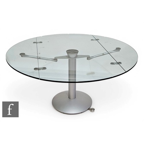 1288 - Unattributed Maker - A contemporary glass extending dining table of circular form, with hydraulic fo... 