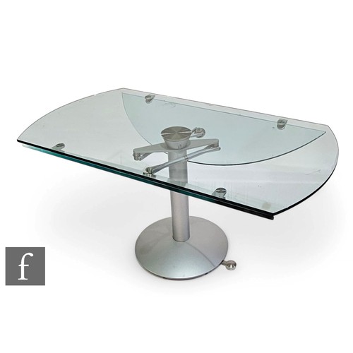 1288 - Unattributed Maker - A contemporary glass extending dining table of circular form, with hydraulic fo... 